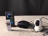 une table blanche sur laquelle se trouvent un téléphone portable et un chargeur