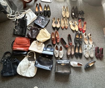 de nombreuses paires de chaussures et de sacs à main par terre