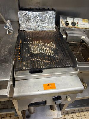 un barbecue sur lequel il y a beaucoup de nourriture