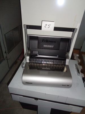 une machine posée sur une table