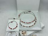 une boîte blanche contenant un collier, un bracelet et un bracelet