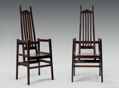 deux chaises en bois assises l'une à côté de l'autre sur une surface blanche
