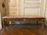 un banc au milieu d'une pièce au sol en parquet