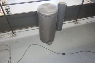 une photo d'un chauffe-eau dans un garage
