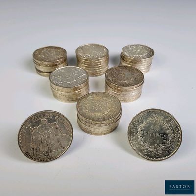 plusieurs piles de pièces empilées les unes sur les autres sur une surface blanche