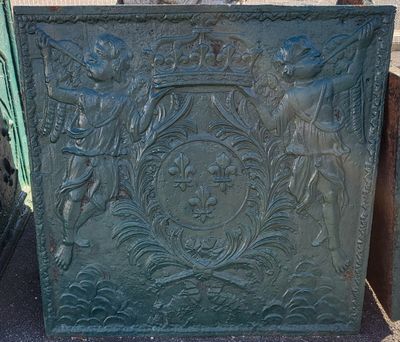 une grande boîte en métal ornée d'un motif décoratif