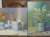 tableau représentant deux tableaux de fleurs et une bouteille de vin posés sur une table
