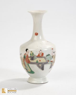 CHINE, XIXème siècle. Vase orné d’une dame de cour et d’enfa…