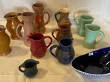 de nombreux types de vases et de bols sur la table
