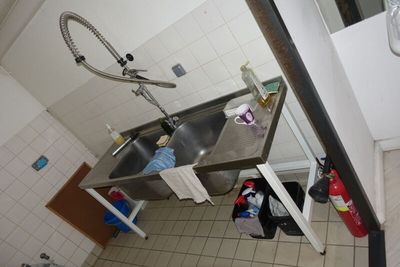 SUR DESIGNATION : Un plonge inox deux bacs et douchette col …