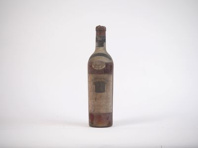 une bouteille de vin posée sur une table
