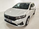 La voiture blanche est garée dans une pièce blanche au sol blanc.