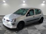 une petite voiture argentée garée dans une pièce au sol en damier