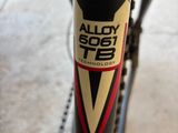 un gros plan d'un vélo avec un autocollant dessus