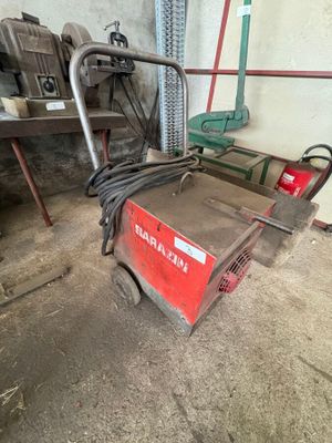 une petite machine qui se trouve dans le garage