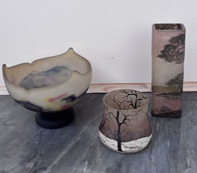 trois vases posés par terre les uns à côté des autres