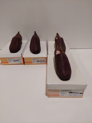 trois paires de chaussures posées sur une boîte