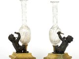 paire de vases anciens ornés de figures, posés sur des socles, sur un fond blanc