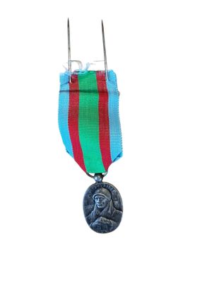 une médaille d'argent entourée d'un ruban rouge et bleu