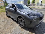 La voiture grise est garée sur le bord de la route.