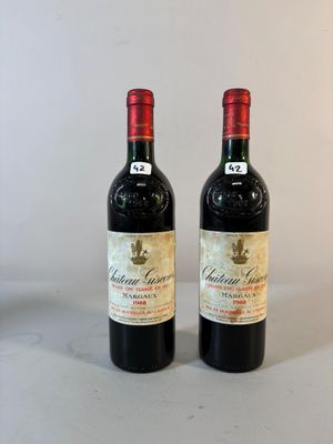 deux bouteilles de vin posées sur une table l'une à côté de l'autre