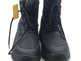 une paire de bottes noires avec une étiquette dessus
