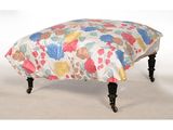 un tissu pour jupe orné d'un motif floral coloré