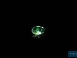 gros plan d'un diamant vert sur une surface noire