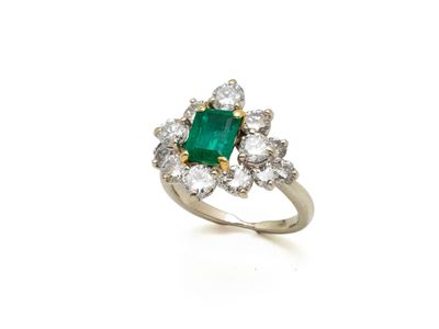 une bague à grappes d'émeraudes et de diamants