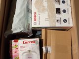 une boîte contenant un appareil photo et d'autres objets