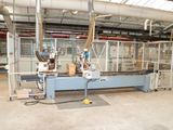 une machine qui usine un morceau de bois dans une usine