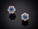 une paire de boucles d'oreilles en saphir et diamant