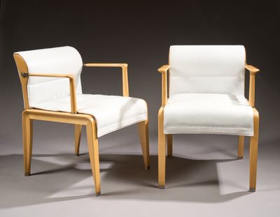 deux chaises blanches placées l'une à côté de l'autre sur une surface grise