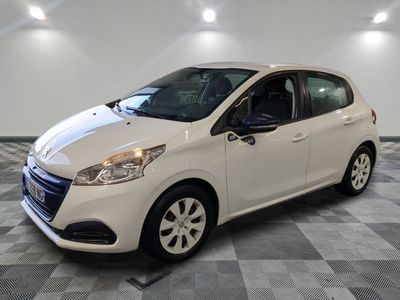 la petite voiture blanche est garée dans la pièce au sol en damier