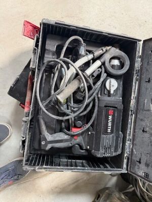 une boîte contenant des outils posée sur le sol