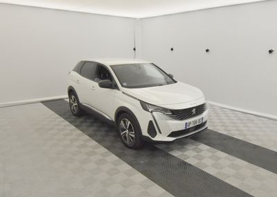 la voiture blanche est garée dans le garage sur le sol en damier