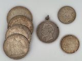 plusieurs pièces de monnaie de tailles et de formes différentes posées sur une surface blanche