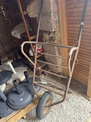 un petit chariot à deux roues dans un garage