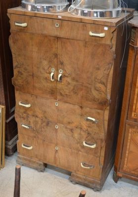 une grande armoire en bois sur laquelle sont posées deux casseroles