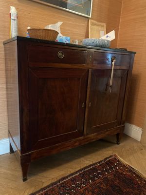 une armoire en bois surmontée d'un panier