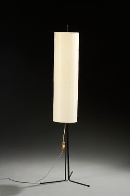 un lampadaire noir et blanc muni d'un abat-jour blanc