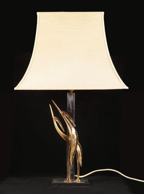 l'image d'une lampe posée sur une table