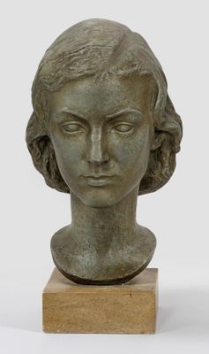 sculpture d'une tête de femme sur une base en bois