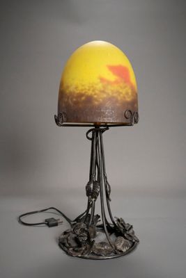 l'image d'une lampe posée sur une table