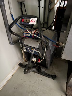 une machine qui se trouve dans le coin d'une pièce