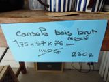 une affiche posée sur une étagère dans un magasin, expliquant aux clients comment utiliser la lampe
