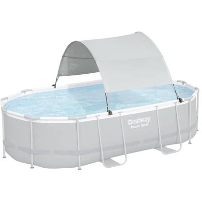 une grande piscine surmontée d'un auvent