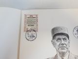 le dessin d'un homme en uniforme militaire sur une carte postale