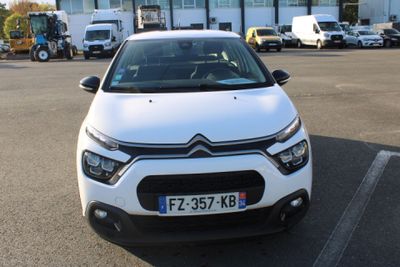 une voiture blanche garée dans un parking