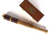 un stylo et une boîte posés sur une surface blanche